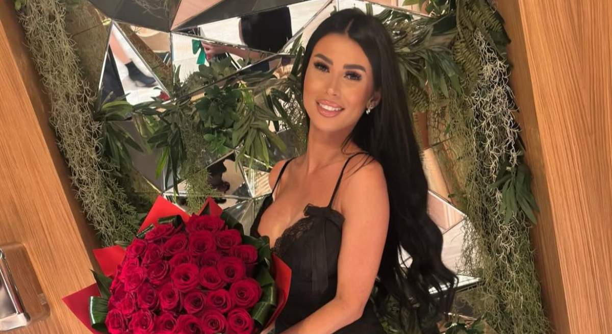 Bianca Dan cu un buchet de flori