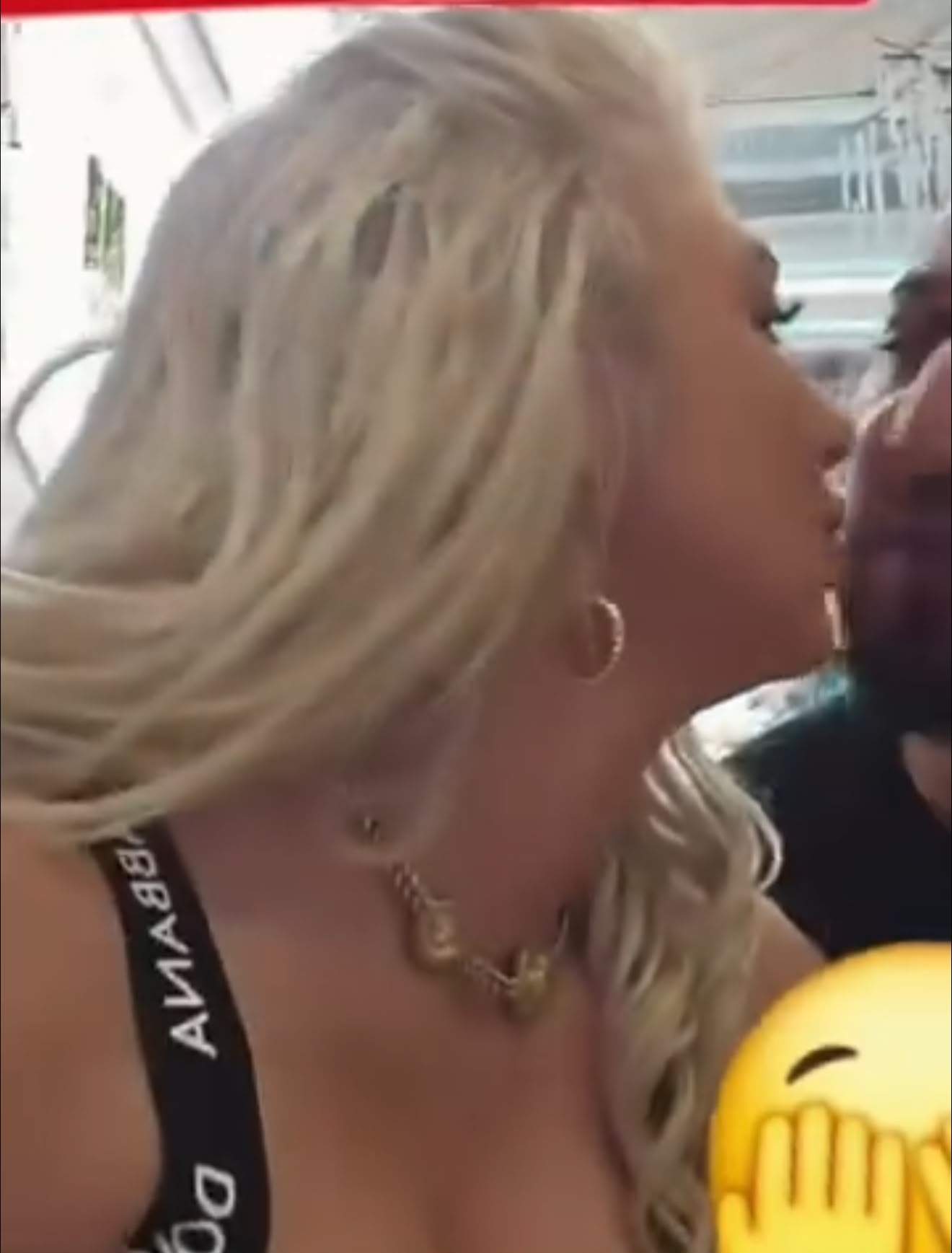 Blondina cu care s-a sărutat Costel Biju
