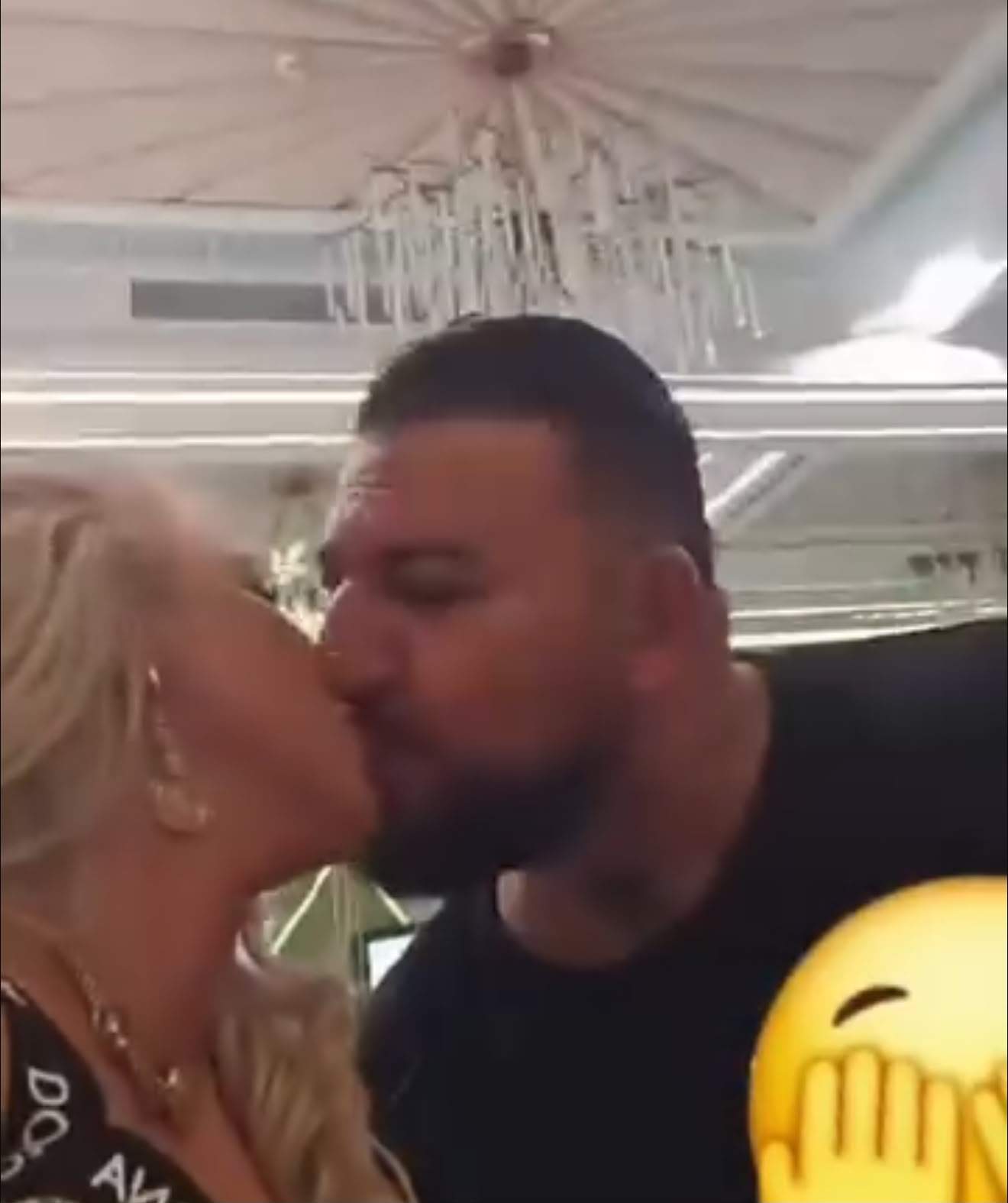 Costel Biju se sărută cu o femeie