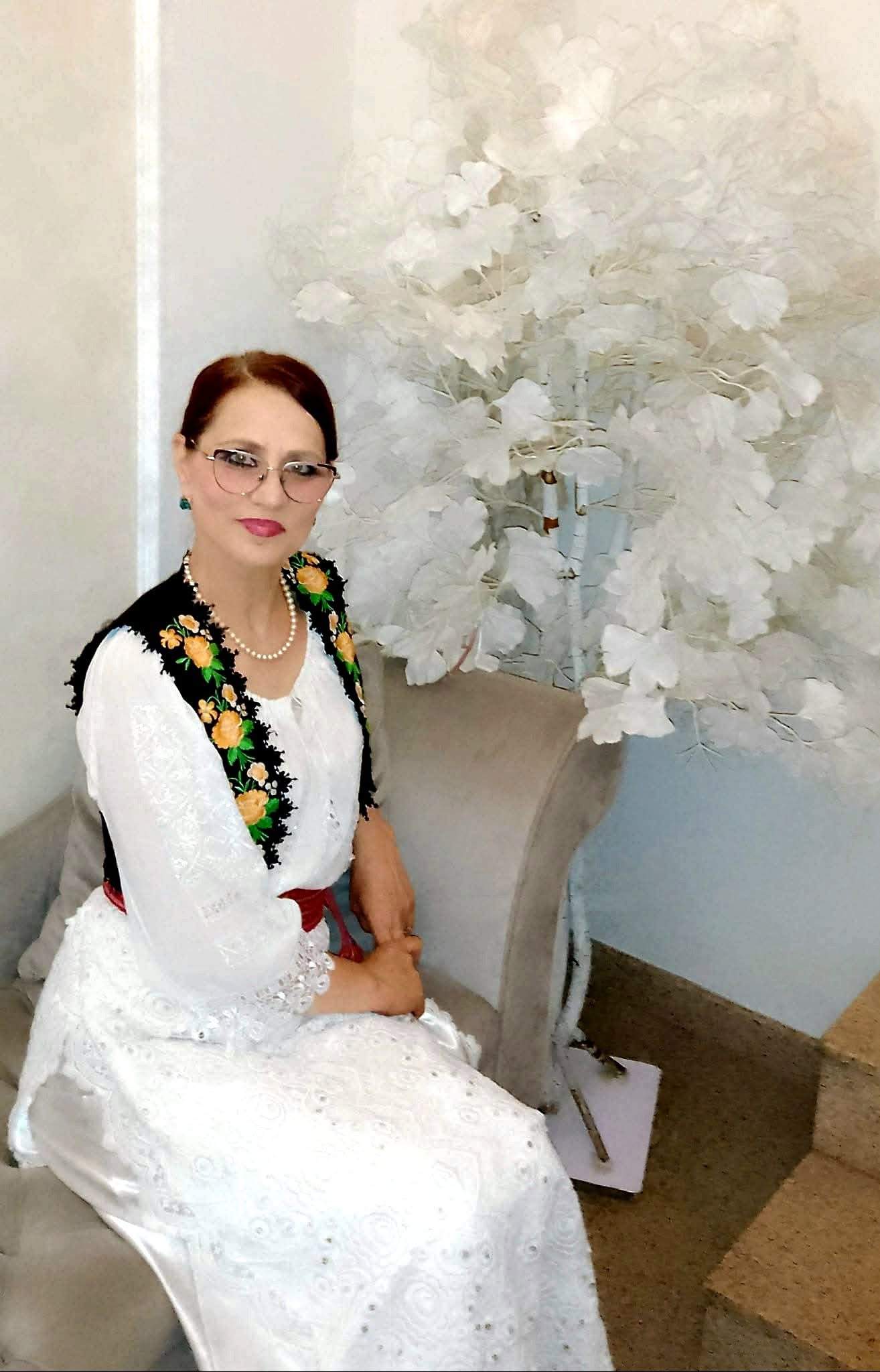 Nicoleta Voicu poarta costum popular