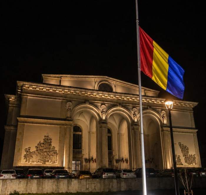Opera Națională din București arborează drapelul în bernă pentru Ileana Cotrubaș! Opera de Stat din Viena face același lucru