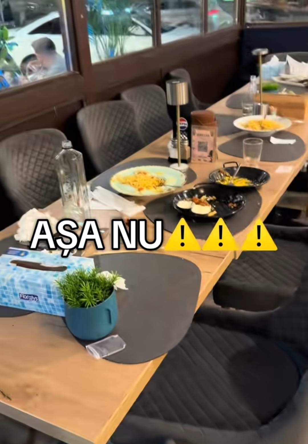 O terasă din Tecuci, distrusă de clienții prost crescuți. Au lăsat dezastru în urmă
