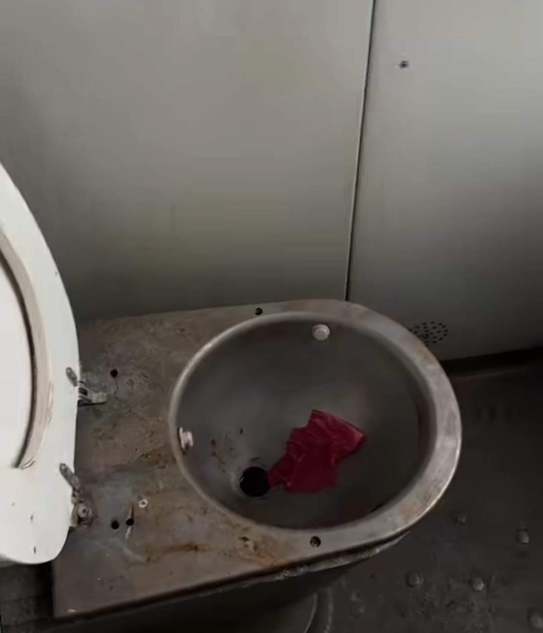 O româncă a fost dezamăgită de baia unui tren CFR. A filmat totul, iar imaginile au stârnit revolta oamenilor: ”Am crezut că e intr-o pușcărie”