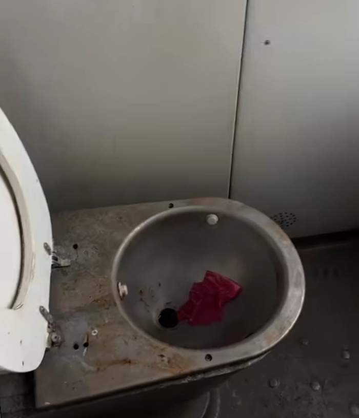 O româncă a fost dezamăgită de baia unui tren CFR. A filmat totul, iar imaginile au stârnit revolta oamenilor: ”Am crezut că e intr-o pușcărie”