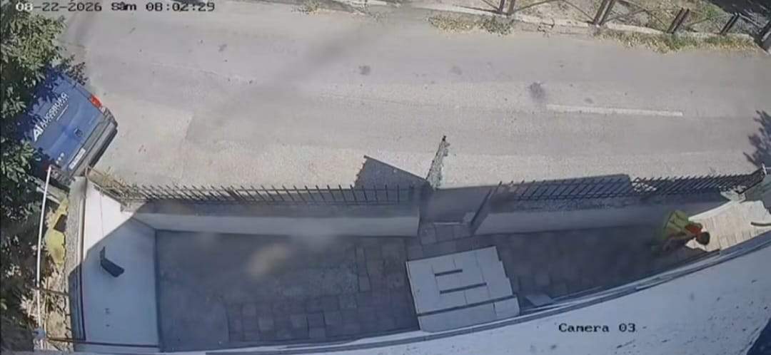 Un hoț deghizat în curier a încercat să spargă casa unui bărbat, în România. Proprietarul a anunțat de urgență poliția | VIDEO