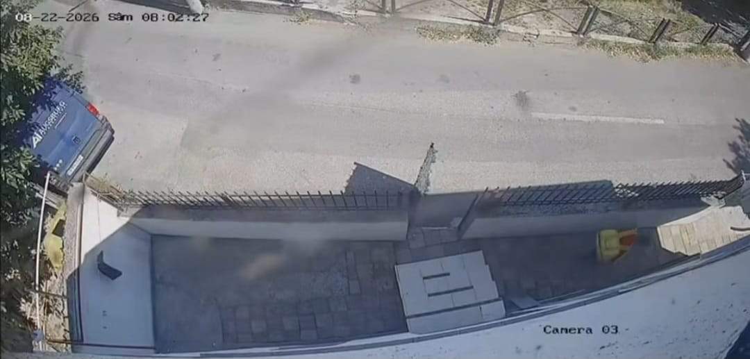 Un hoț deghizat în curier a încercat să spargă casa unui bărbat, în România. Proprietarul a anunțat de urgență poliția | VIDEO