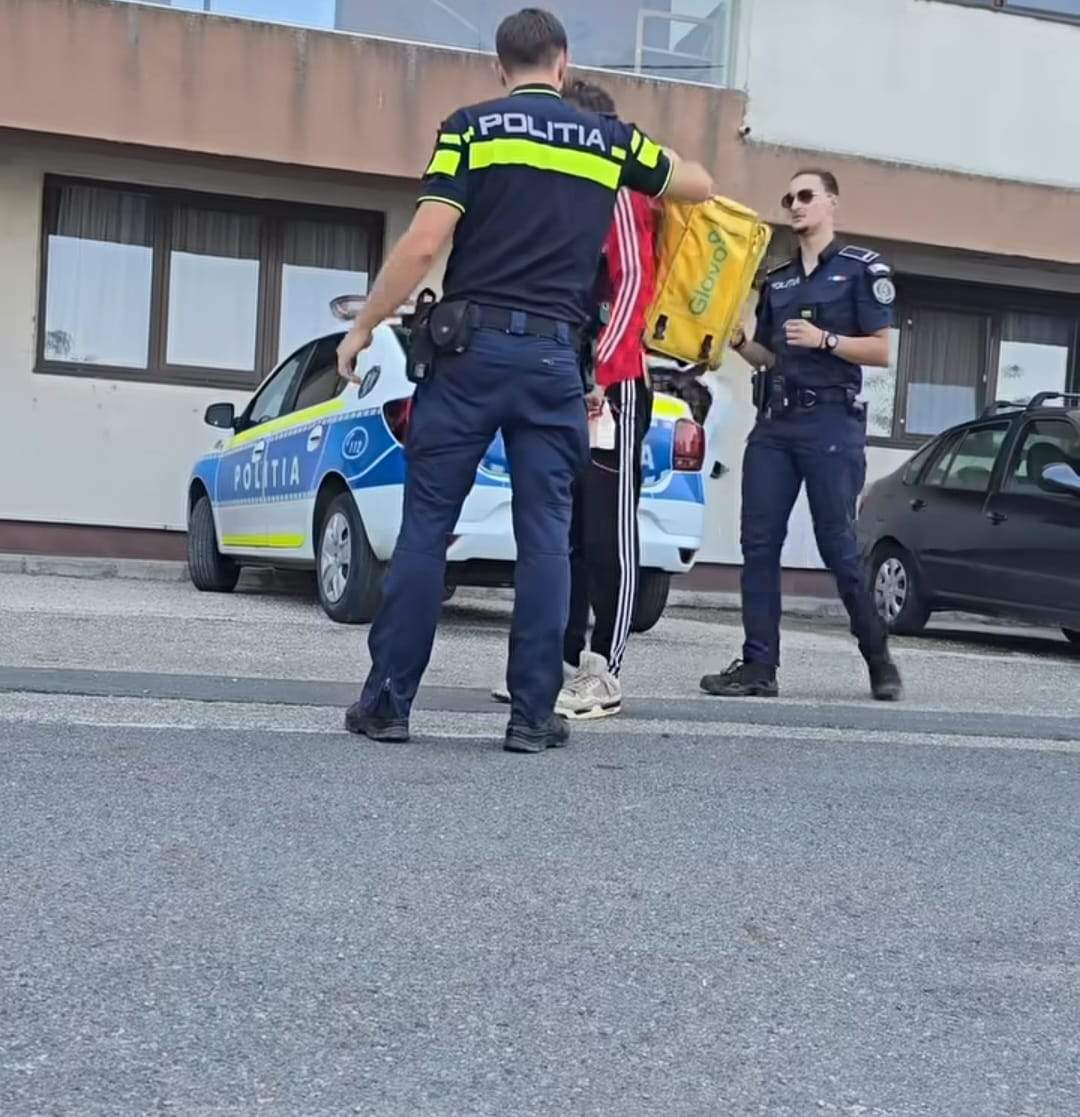 Un hoț deghizat în curier a încercat să spargă casa unui bărbat, în România. Proprietarul a anunțat de urgență poliția | VIDEO
