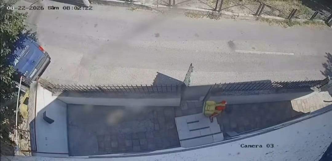 Un hoț deghizat în curier a încercat să spargă casa unui bărbat, în România. Proprietarul a anunțat de urgență poliția | VIDEO