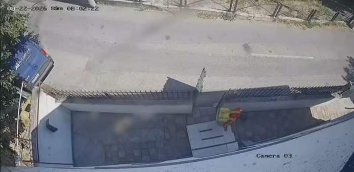 Un hoț deghizat în curier a încercat să spargă casa unui bărbat, în România. Proprietarul a anunțat de urgență poliția | VIDEO