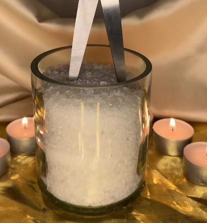 Ritualul pe care să-l faci de Luna Plină pentru a lăsa energia veche în urmă. Ai nevoie de sare și o foarfecă