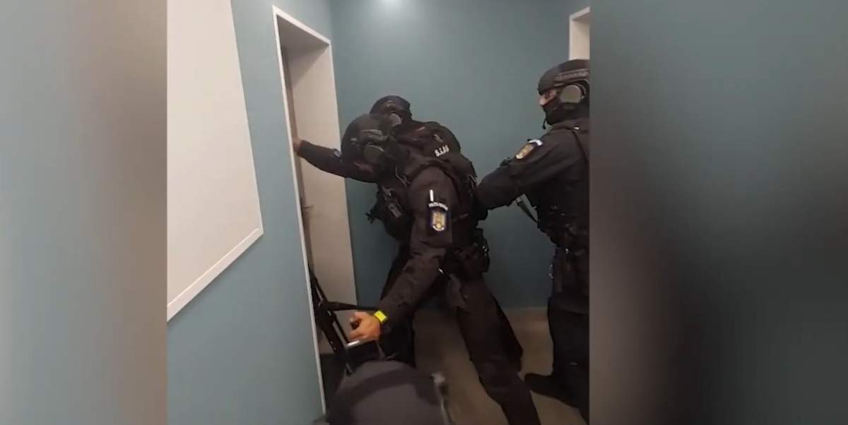 polițiști mascați