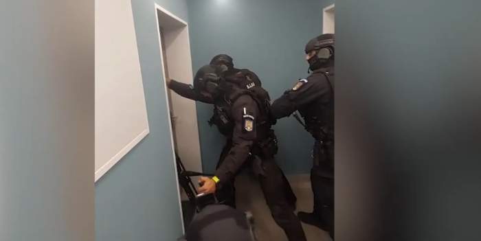 polițiști mascați