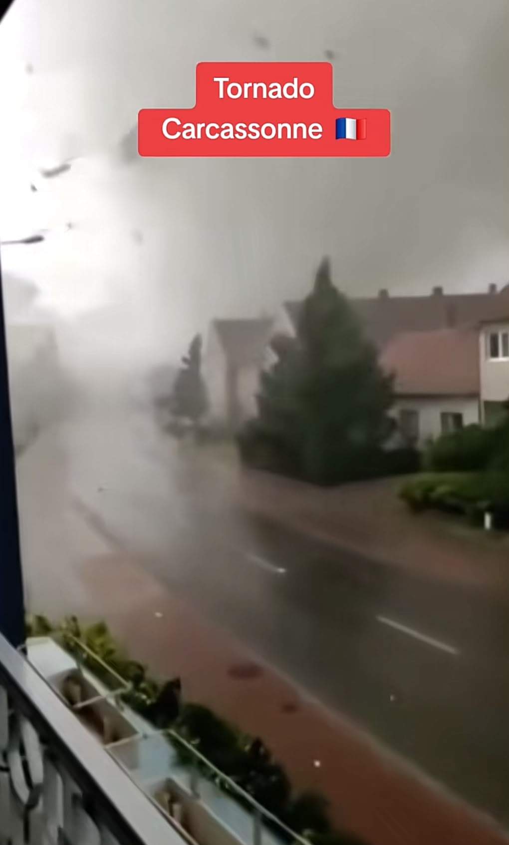 Tornadă devastatoare în Franța! Zeci de oameni au fost răniți, iar sute de locuințe au fost distruse / VIDEO