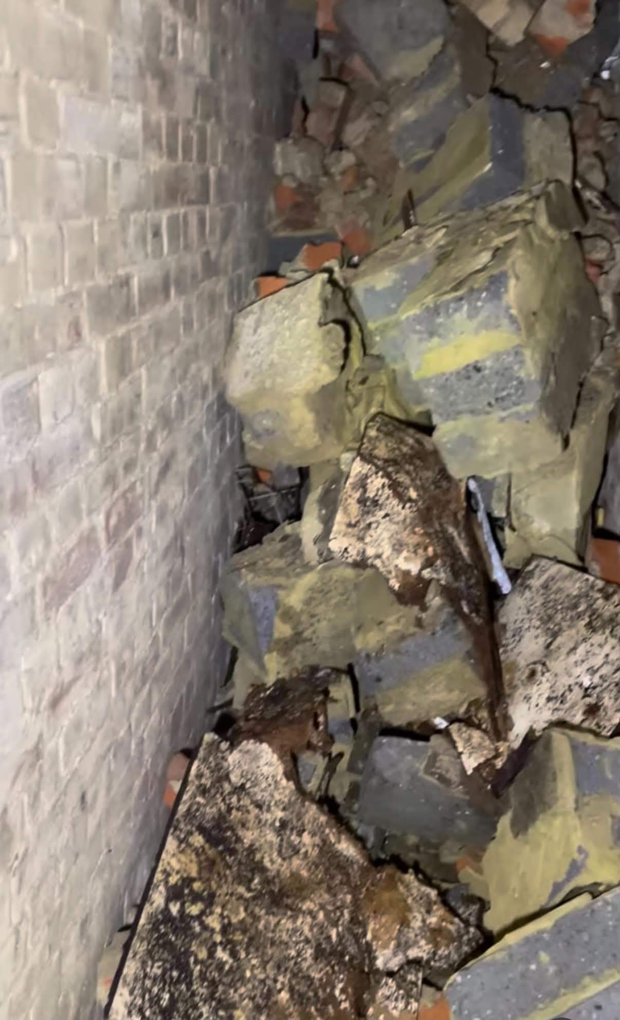 Ce a descoperit un bărbat în spatele unui dulap din bucătărie. După 9 ani și-a făcut curaj să spargă zidul