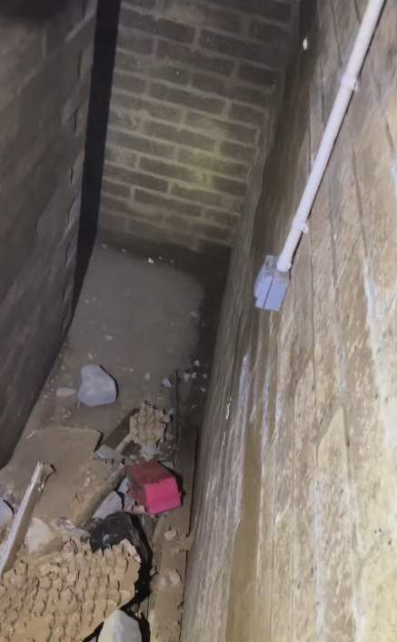 Ce a descoperit un bărbat în spatele unui dulap din bucătărie. După 9 ani și-a făcut curaj să spargă zidul