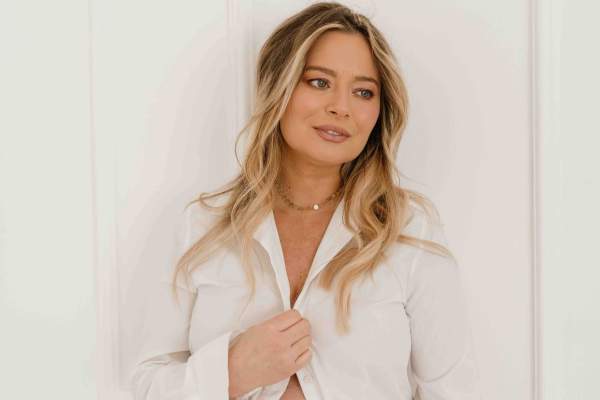 Laura Cosoi s-a afișat în cea mai emoționantă ipostază cu fiica ei cea mică. Nina are aproape o lună