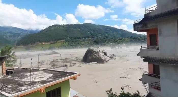 Noi imagini cu inundațiile și alunecările de teren, care au provocat peste 165 de decese în Nepal. Oamenii au fugit din calea dezastrului | VIDEO