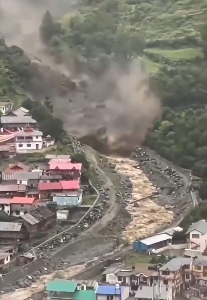 Noi imagini cu inundațiile și alunecările de teren, care au provocat peste 165 de decese în Nepal. Oamenii au fugit din calea dezastrului | VIDEO