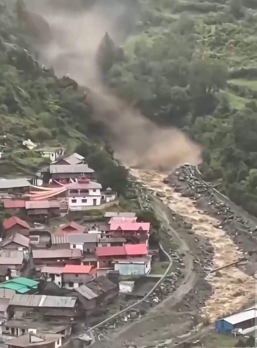Noi imagini cu inundațiile și alunecările de teren, care au provocat peste 165 de decese în Nepal. Oamenii au fugit din calea dezastrului | VIDEO