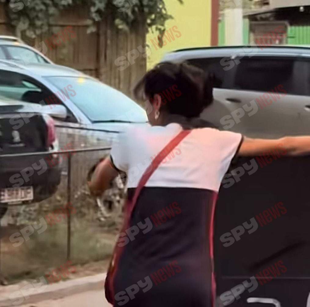 Alina Eriko caută în gunoi