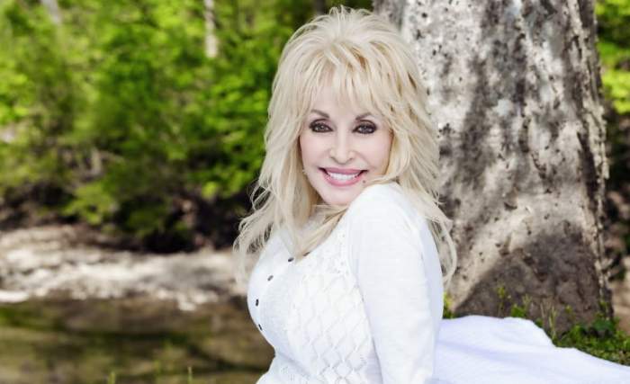 Dolly Parton, într-o ținută albă
