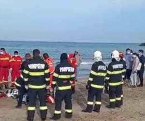 Un bărbat a murit înecat în Eforie Nord, după ce fusese salvat de trei ori din mare. A intrat și a patra oară în apă