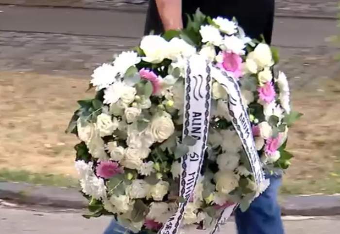 Imagini de la priveghiul Victoriei, tânăra de 22 de ani găsită moartă în Mușătești. Mama ei este devastată de durere