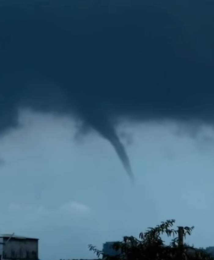 Fenomen spectaculos în stațiunea Mamaia. S-a produs o trombă marină. În ce condiții se întâmplă asta