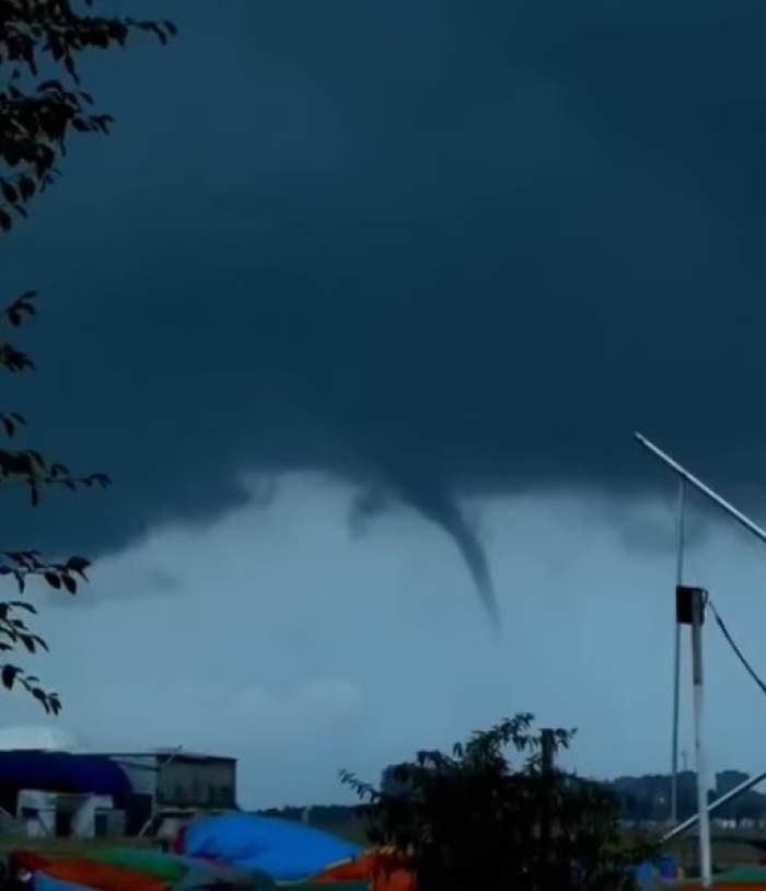 Fenomen spectaculos în stațiunea Mamaia. S-a produs o trombă marină. În ce condiții se întâmplă asta