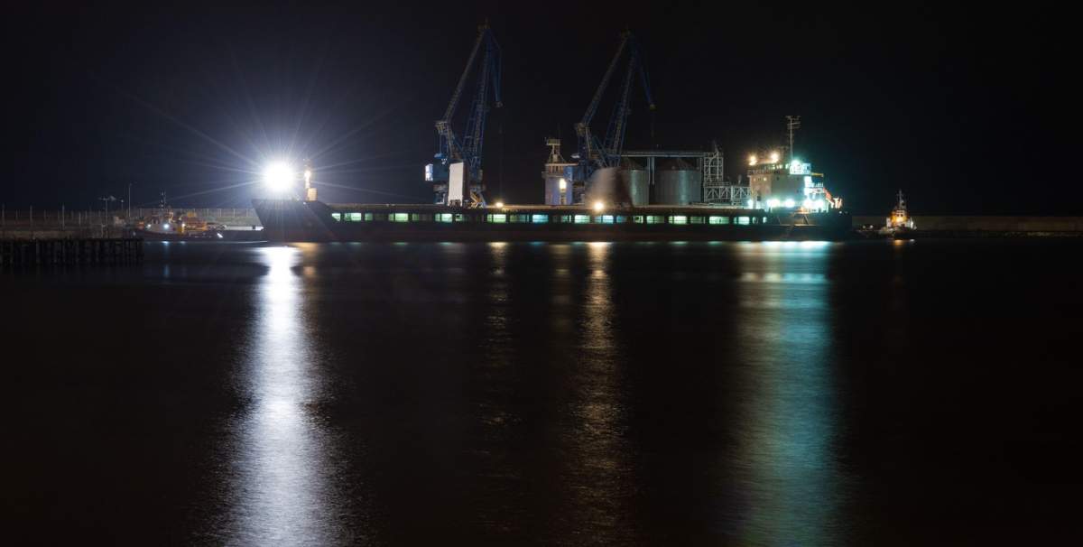 Încărcarea pe timp de noapte a unei nave de transport în vrac de cereale în portul Balchik, la Marea Neagră, județul Dobriț, Bulgaria.
