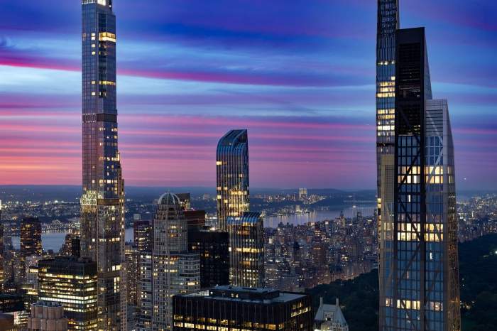 Vedere aeriană a zonei Midtown Manhattan la amurg, înfățișând zgârie-norii rezidențiali înalți din „Billionaires' Row”, cartierul Upper West Side
