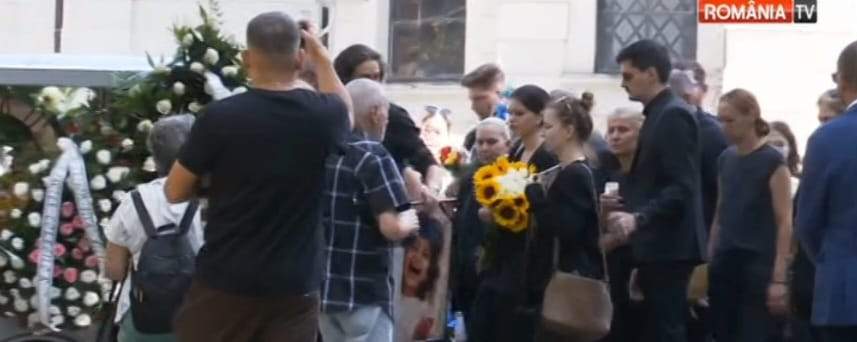 Victoria, fiica lui Cazimir Ionescu, a fost condusă pe ultimul drum. Ce s-a întâmplat la slujba de înmormântare de la cimitirul Bellu