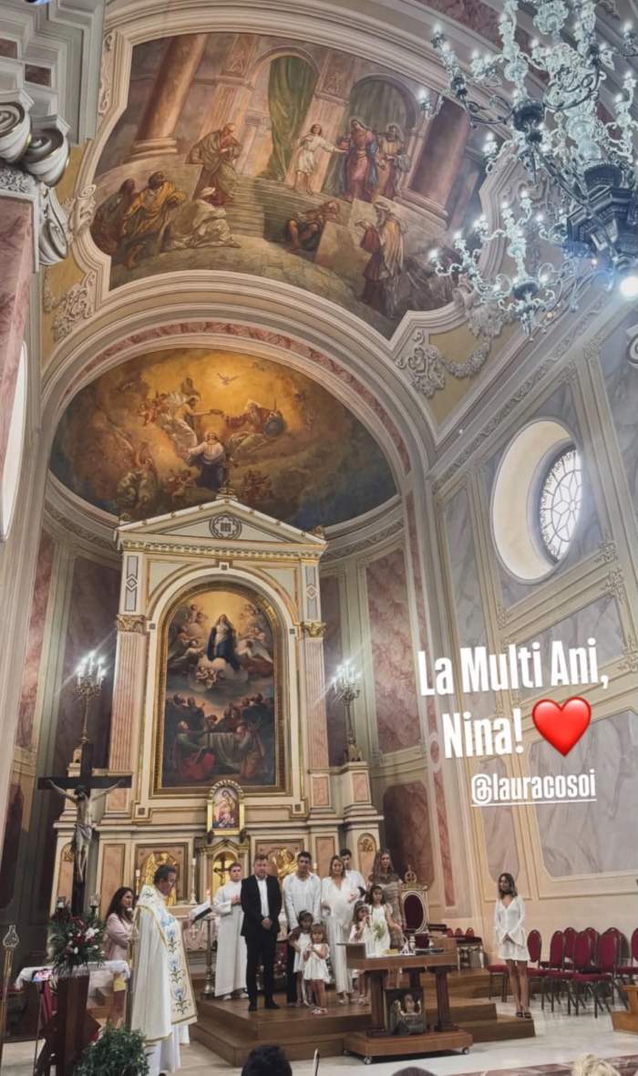 Primele imagini de la botezul Ninei, fiica Laurei Cosoi. Mezina familiei a fost creștinată