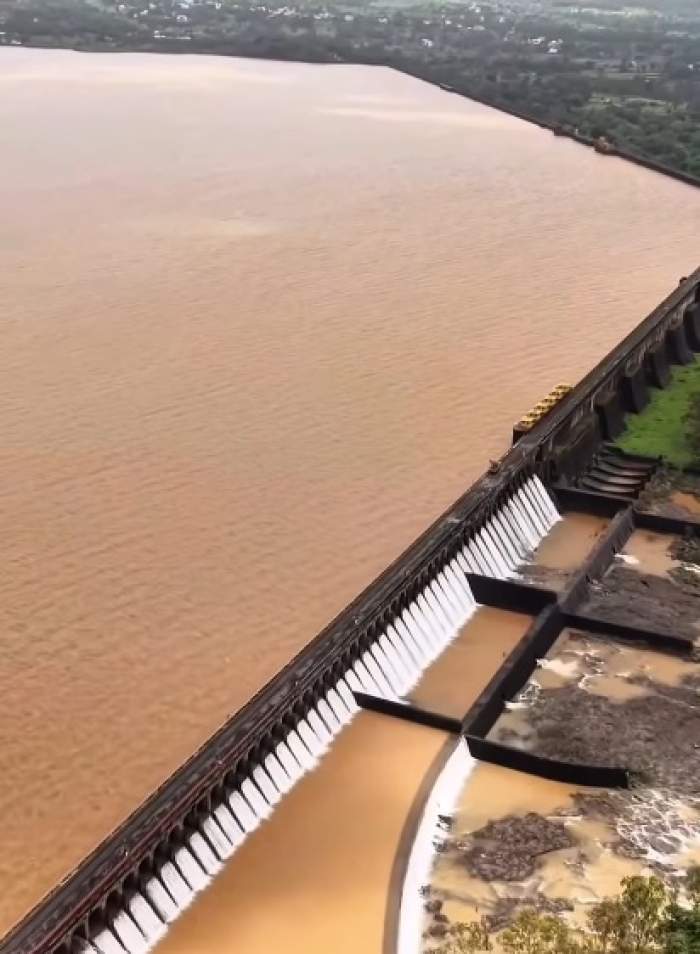 Baraj uriaș, umplut 100% după ploile abundente! Autoritățile au început evacuarea apei și au avertizat localnicii | VIDEO