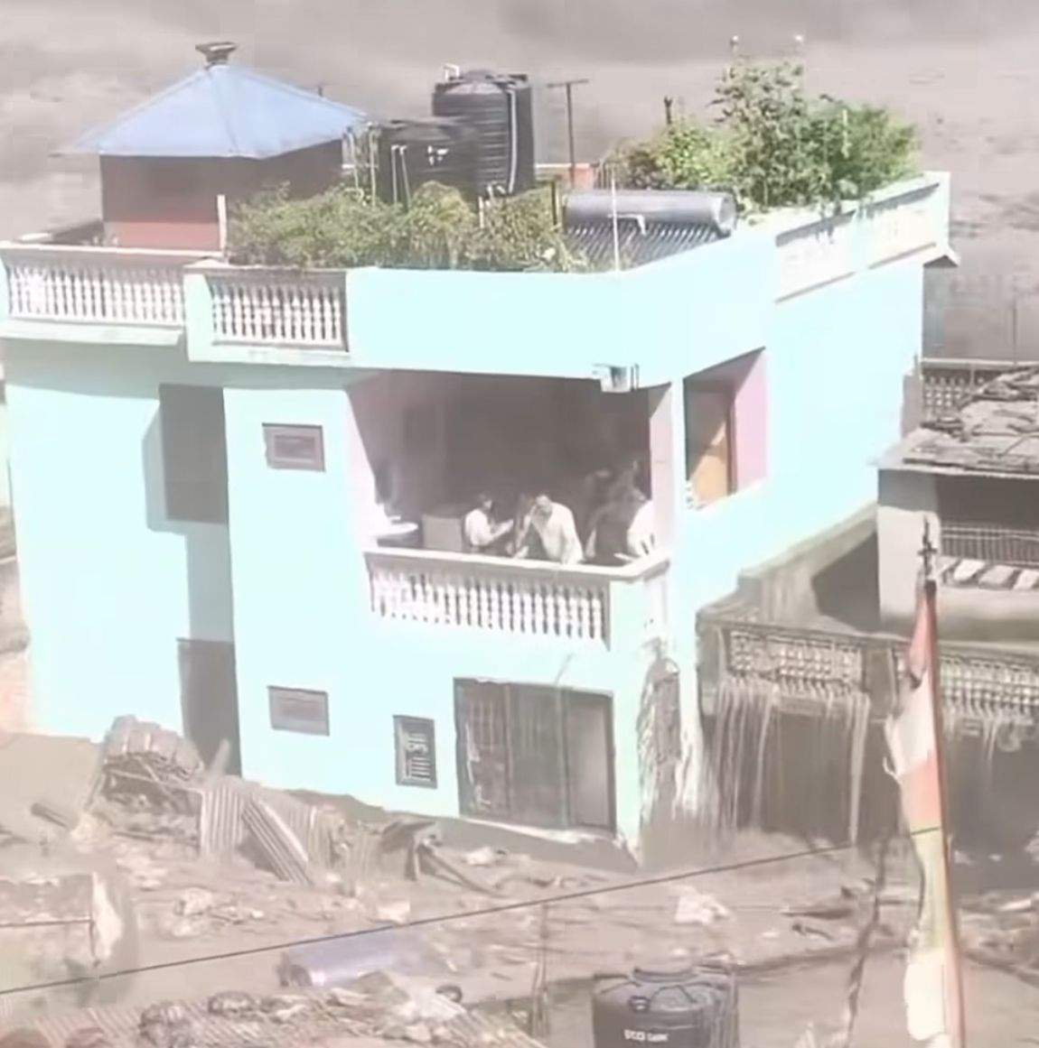 Imagine uluitoare după inundațiile devastatoare din Nepal. O singură casă a rămas în picioare în mijlocul dezastrului | VIDEO