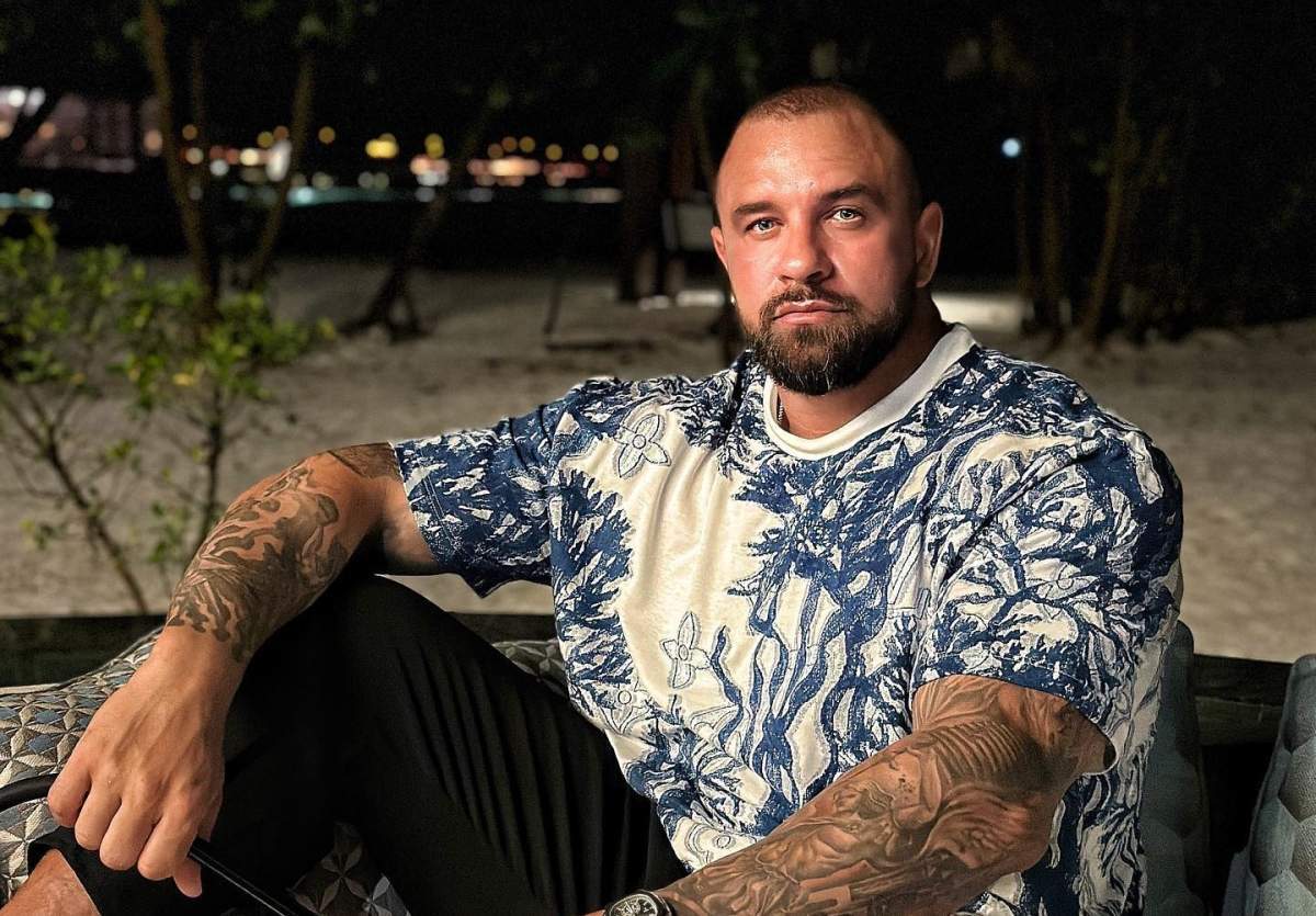 alex bodi pe o banca