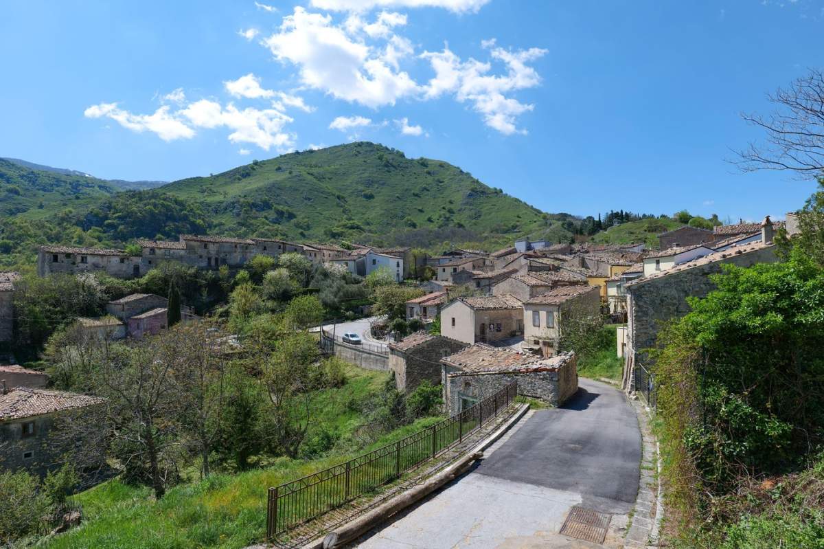 Vedere panoramică a unui oraș montan din Molise, Italia.
