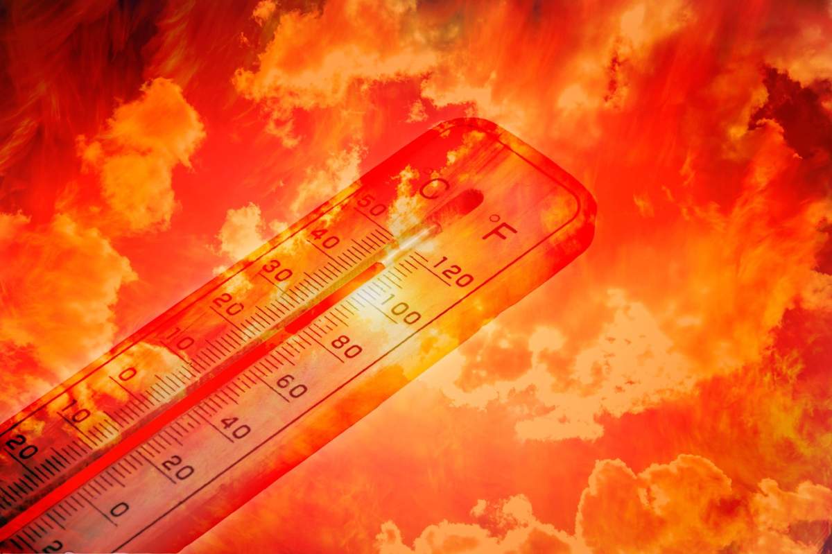 Termometru care indică o temperatură ridicată, pe fundalul unui cer arzător, simbolizând schimbările climatice și valul de căldură.