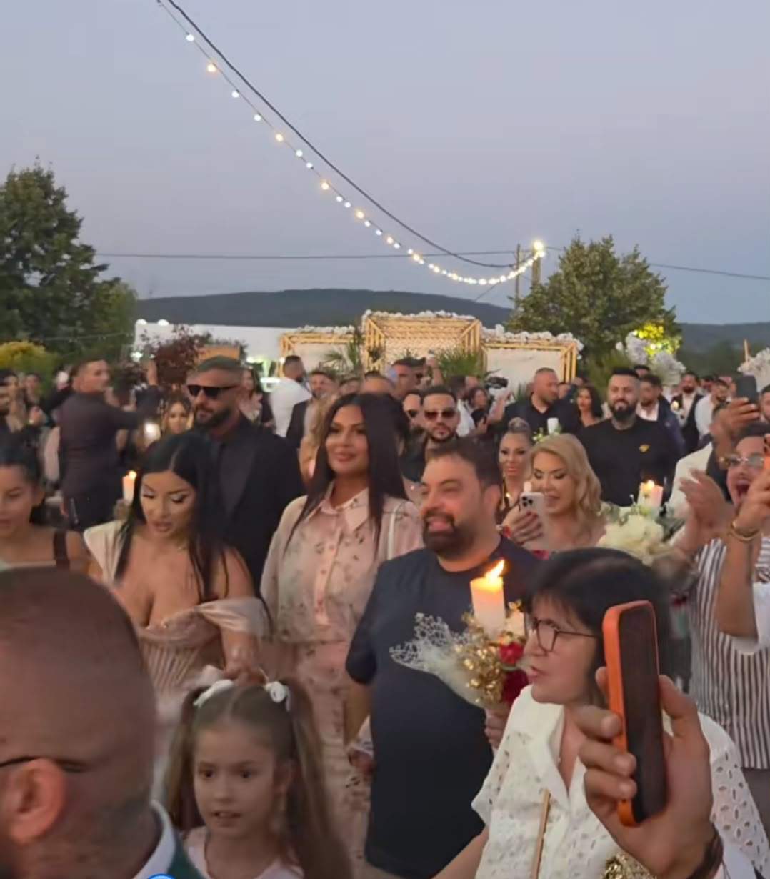 Lambada și Tzancă Uraganu, împreună la celebra nuntă cu peste 60 de perechi de nași! Ce ținută a purtat blondina