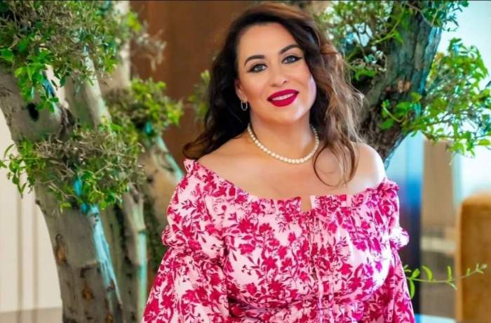 Oana Roman, într-o rochie roz