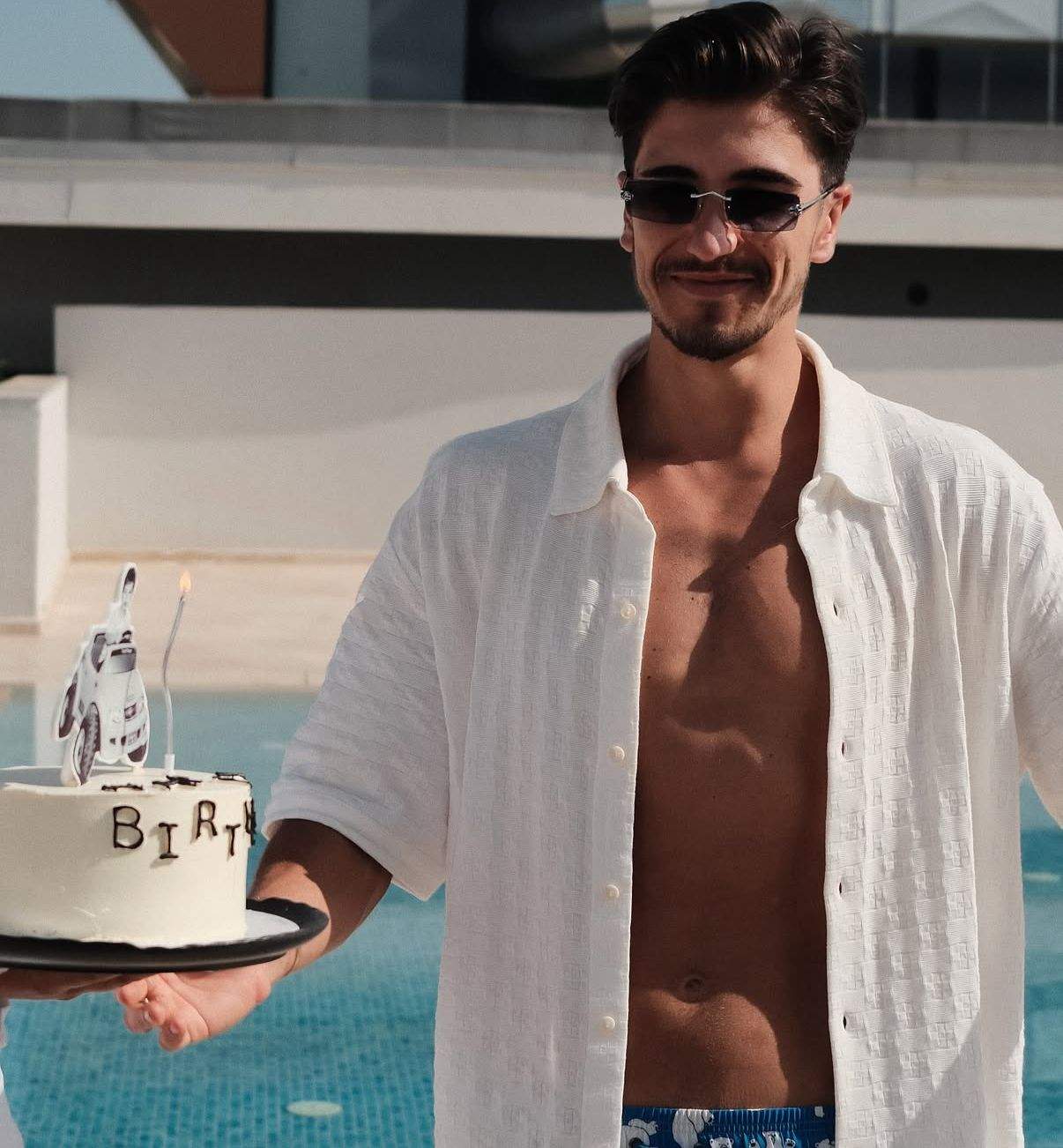 Sebastian Dobrincu cu un tort în mână