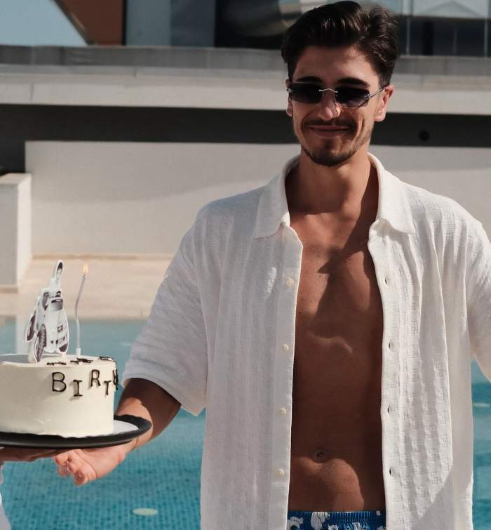 Sebastian Dobrincu cu un tort în mână