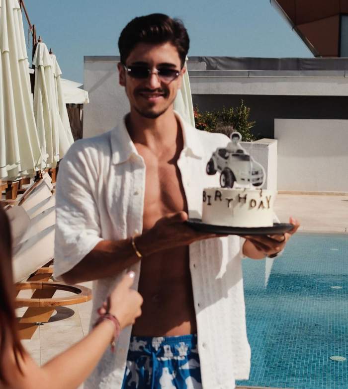 Sebastian Dobrincu cu un tort în mână