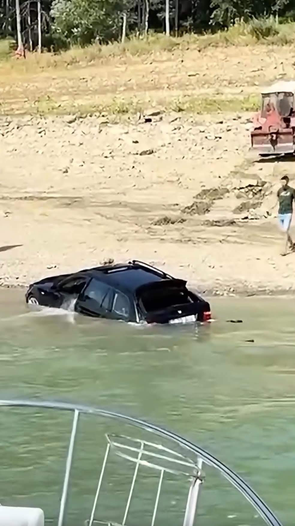Un bărbat a căzut cu mașina în Lacul Bicaz. Imagini de la fața locului