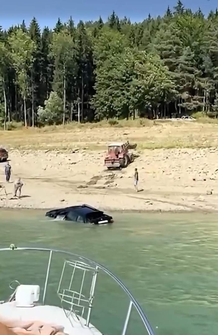 Un bărbat a căzut cu mașina în Lacul Bicaz. Imagini de la fața locului