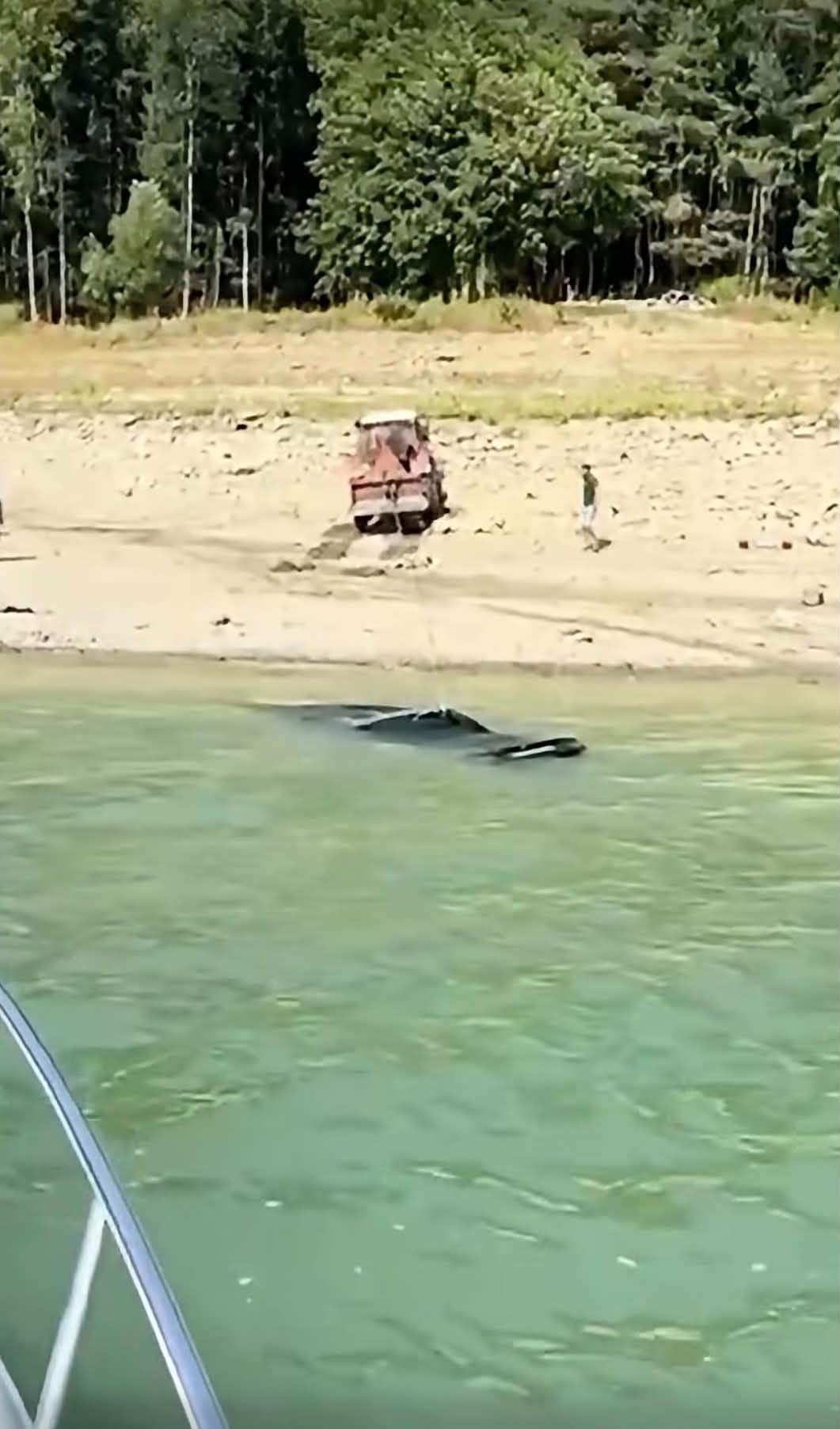 Un bărbat a căzut cu mașina în Lacul Bicaz. Imagini de la fața locului