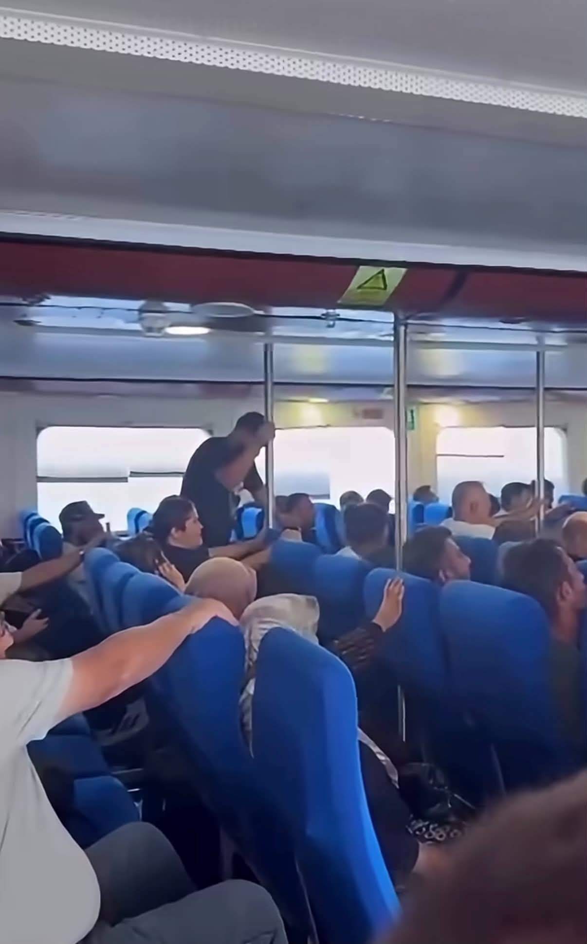 Momentul în care feribotul începe să se răstoarne în largul Ciprului