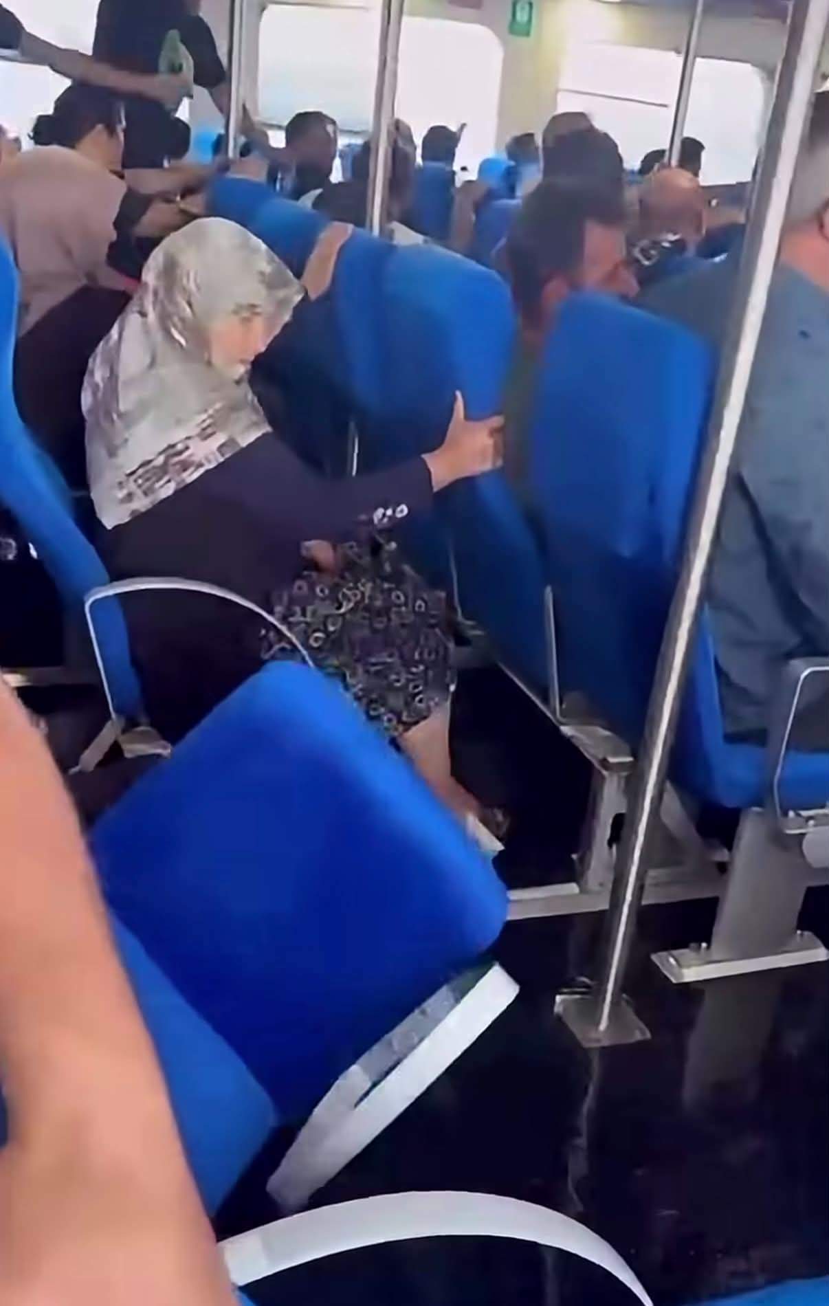 Momentul în care feribotul începe să se răstoarne în largul Ciprului