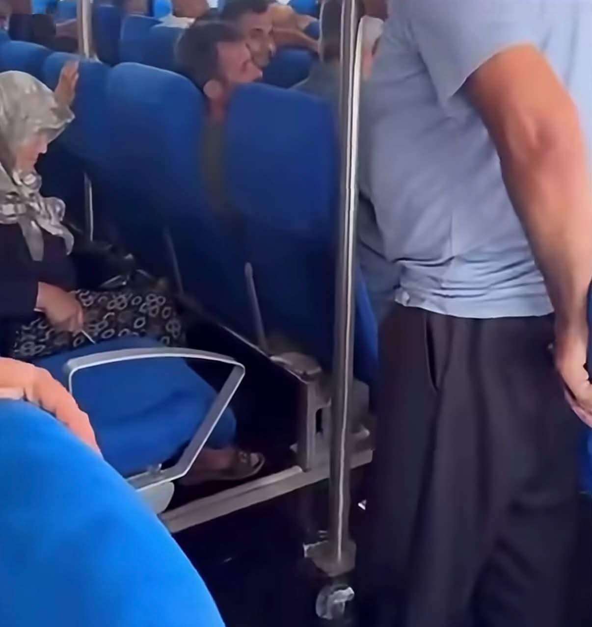 Momentul în care feribotul începe să se răstoarne în largul Ciprului