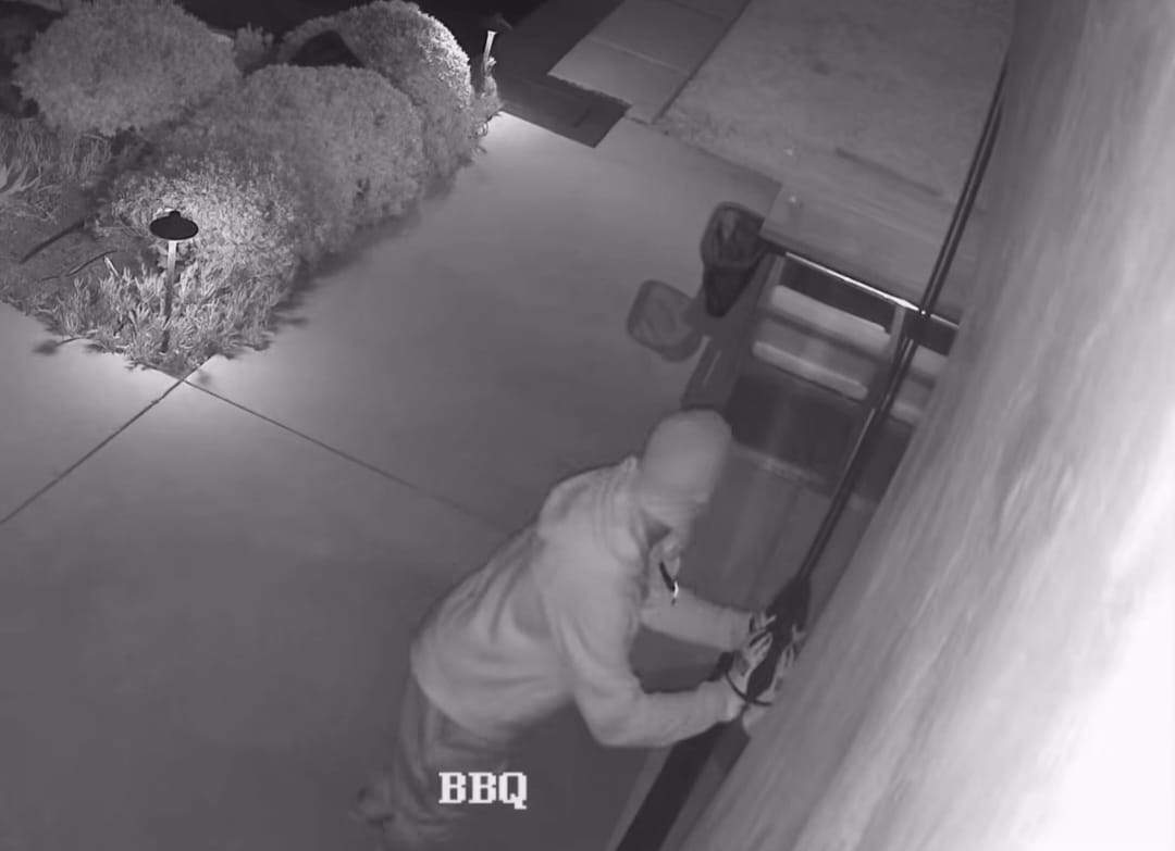 Casa lui Dragoș Săvulescu din Los Angeles a fost spartă! Imagini de pe camerele de supraveghere. Ce au furat